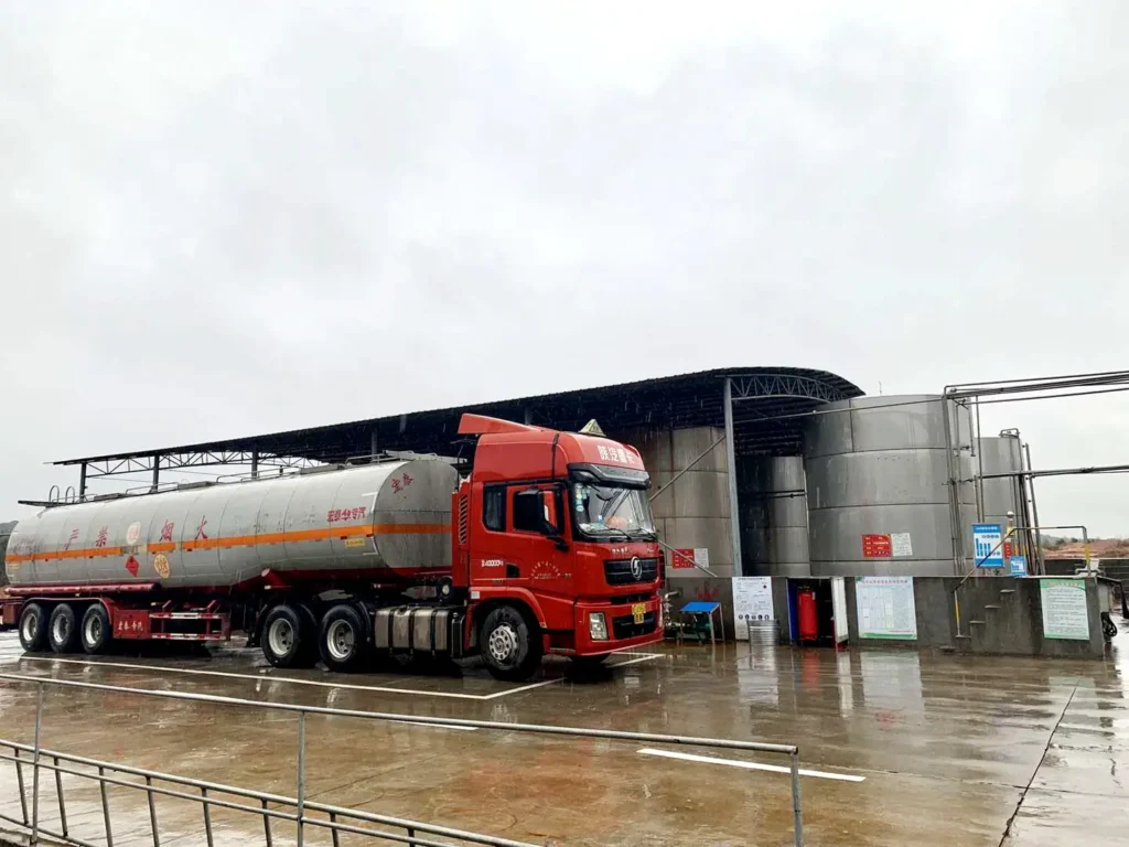 Red tanker truck delivering 100% virgin Mitsubishi MMA raw materials to Grandview acrylic sheet manufacturing factory