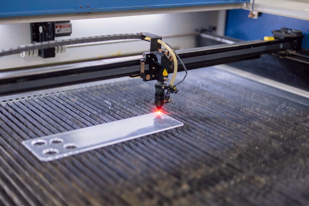 Automated CO2 laser cutting process for transparent plastic