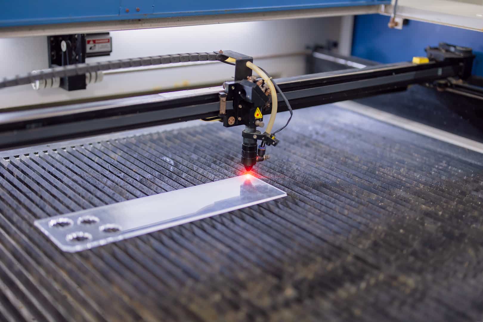 Automated CO2 laser cutting process for transparent plastic